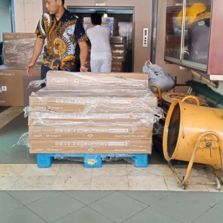 Loading Dock 60 unit TV Aqua 43" untuk Melia Hotel Purosani Yogyakarta