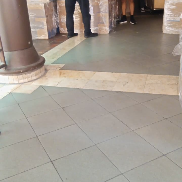 Loading Dock 60 unit TV Aqua 43" untuk Melia Hotel Purosani Yogyakarta